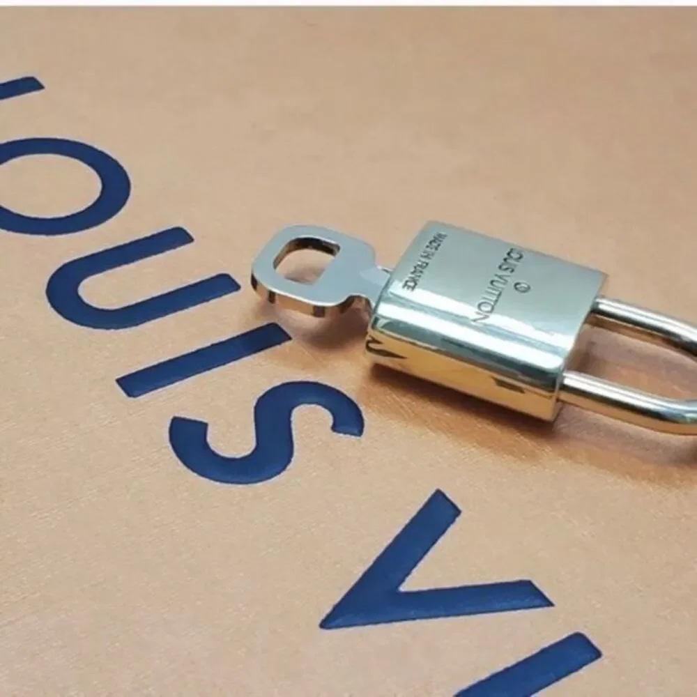 AUTHENTIC Near Mint Louis Vuitton lock and key - Picture 3 of 13
